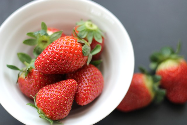 strawberries-254336_640